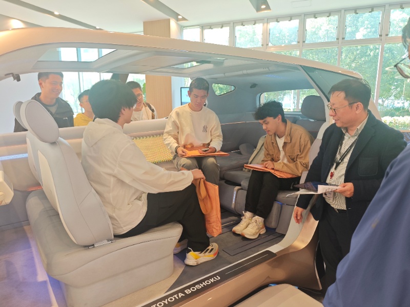 1761540130815355.jpg 图片19 同学们体验MX OASIS样车_resized.jpg