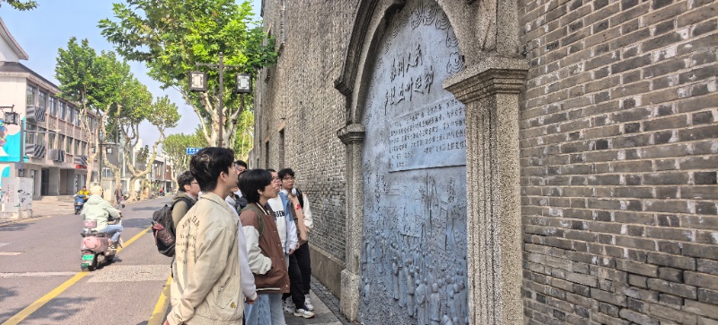 1762339000221263.jpg 图3 同学们在五卅路驻足_resized.jpg